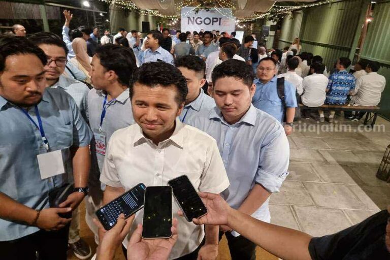 Emil Dardak: Gibran Rakabuming Raka Siap Hadapi Debat Cawapres Emil Dardak menjawab pertanyaan-pertanyaan wartawan usai acara konsolidasi Relawan Garuda Indonesia Maju (foto: Dok Beritajatim.com)