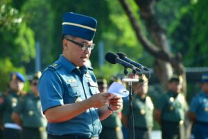 Pati Sahli Tk. III Bid. Banusia Panglima TNI, Laksda TNI Hanarko Djodi Pamungkas, saat membacakan sambutan Presiden RI