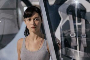 Olga Kurylenko dalam Oblivion (2013)