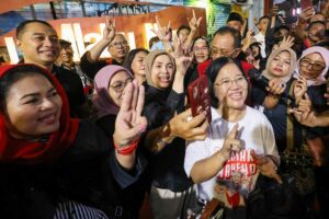 Siti Atikoh Ganjar Pranowo disambut warga dan sejumlah tokoh, seperti Wali Kota Surabaya Eri Cahyadi, Puti Guntur Soekarno, hingga jajaran pengurus PDI Perjuangan Kota Surabaya, Partai Persatuan Pembangunan, Partai Perindo, dan Partai Hanura.