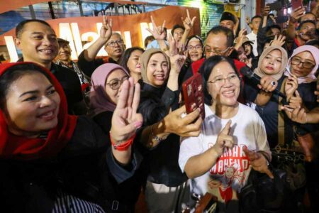 Warga Antusias Sambut Atikoh Ganjar di Jalan Tunjungan Surabaya Siti Atikoh Ganjar Pranowo disambut warga dan sejumlah tokoh, seperti Wali Kota Surabaya Eri Cahyadi, Puti Guntur Soekarno, hingga jajaran pengurus PDI Perjuangan Kota Surabaya, Partai Persatuan Pembangunan, Partai Perindo, dan Partai Hanura.