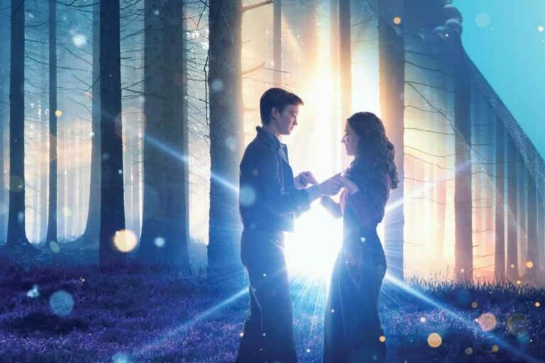 Ariella Glaser dan Orlando Schwerdt dalam White Bird (2023)