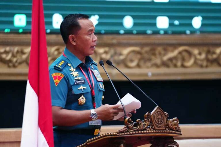 Irjen TNI Letjen TNI (Mar) Suhartono saat membacakan amanat Panglima TNI Jenderal TNI Agus Subiyanto dalam Rakor Staf Ahli di Jakarta