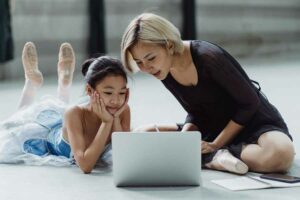 Ilustrasi seorang perempuan dan puterinya sedang antusias melihat gambar-gambar di laptop (foto: Budgeron Bach, pexels)