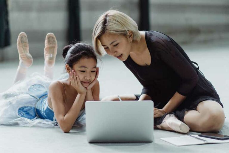 Ilustrasi seorang perempuan dan puterinya sedang antusias melihat gambar-gambar di laptop (foto: Budgeron Bach, pexels)