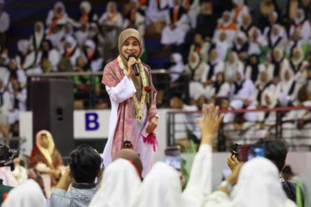 Pengajian Akbar di Surabaya, Kebersamaan dan Doa Nyai Ainur Rohmah untuk Atikoh