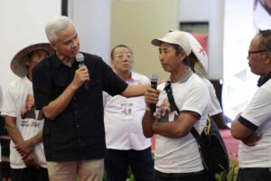 Ganjar Pranowo saat menghadiri dialog dengan tokoh agama dan tokoh masyarakat di Hotel Claro Kendari, Sulawesi Tenggara