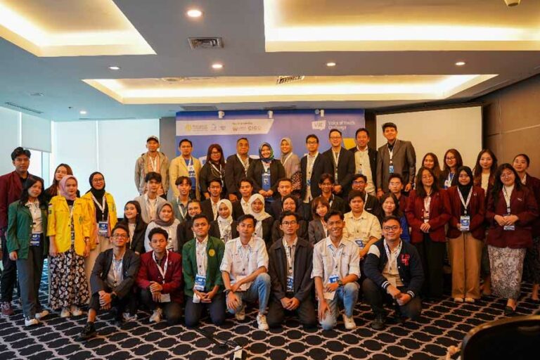 Tim ini mengajarkan pemilahan sampah kepada siswa dengan pendekatan flash card (foto: Dok Humas Undip)