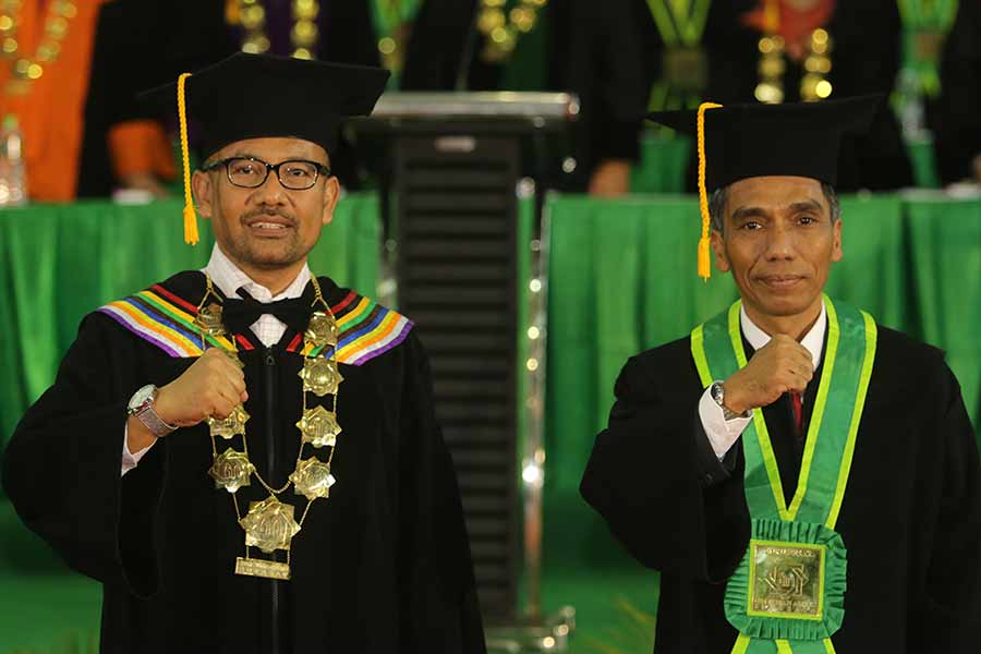 Rektor UINSA Prof. Akh. Muzakki, bersama Guru Besar Ilmu Bidang Teologi Islam Kontemporer UINSA Surabaya, Achmad Muhibbin Zuhri