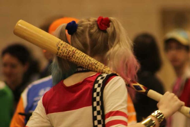 Sebagai sebuah sub kultur yang ikonik, gaya Harley Quinn kadang muncul di dunia anak muda dunia (foto: Ashley Levinson, unsplash)