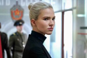 Penampilan elegan Sasha Luss, model Rusia, saat memerankan tokoh Anna Poliatova dalam film Anna (2019).