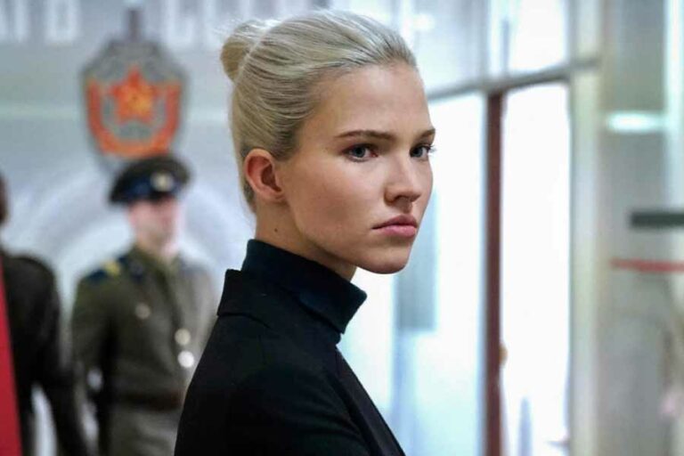 Penampilan elegan Sasha Luss, model Rusia, saat memerankan tokoh Anna Poliatova dalam film Anna (2019).