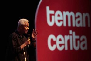 Kena Roasting Malah Tertawa, Ganjar: Tenang, Kalian tidak Akan Hilang! Ganjar Pranowo di atas panggung Teman Cerita Festival di Djakarta Theatre