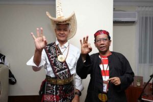 Tampil Kompak, Ganjar-Mahfud MD Tampil dengan Pakaian Adat Nusantara