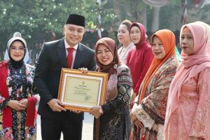 Wali Kota Surabaya Eri Cahyadi usai memimpin upacara Peringatan Hari Ibu ke-95 di halaman Balai Kota Surabaya