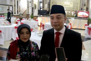 Wali Kota Surabaya Eri Cahyadi memberikan keterangan di depan awak media usai memimpin upacara Peringatan Hari Ibu ke-95 di halaman Balai Kota Surabaya