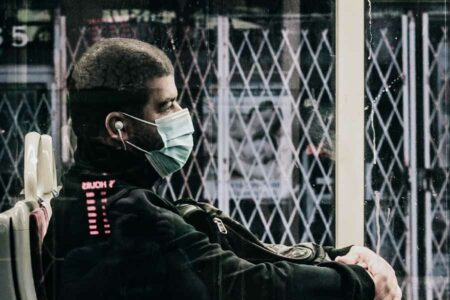 Penumpang bus umum mengenakan masker medis saat pandemi Covid-19 (foto: Brian James, pexels)