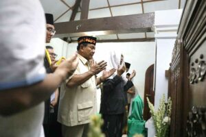 Prabowo Subianto saat berziarah ke makam Sultan Maulana Hasanuddin