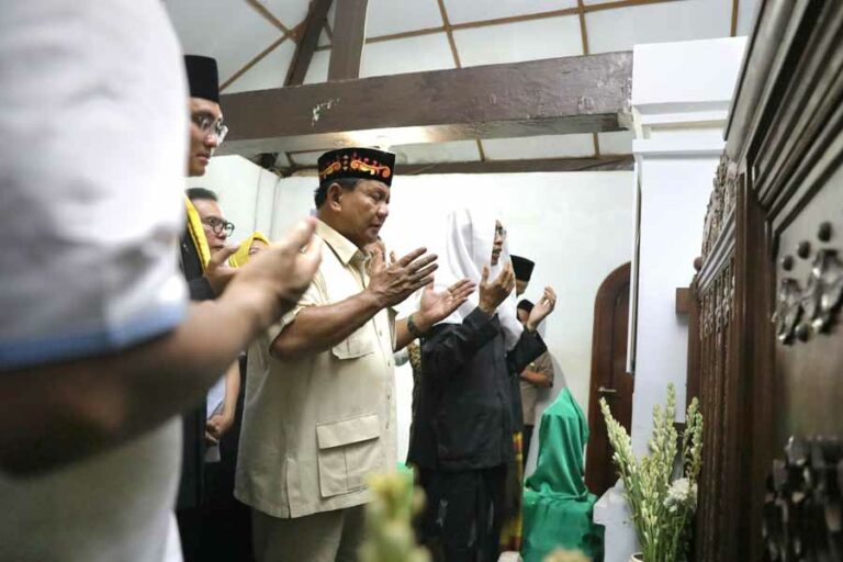 Ziarah ke Makam Sultan Hasanuddin di Banten, Prabowo Disambut Para Pendekar Prabowo Subianto saat berziarah ke makam Sultan Maulana Hasanuddin