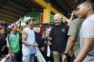 Ganjar Pranowo bertemu nelayan di TPI Karangsong, Indramayu