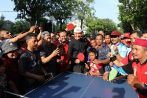Ganjar Pranowo Lawan FX Rudy Adu Smash di CFD Solo, Warga Sorak Sorai Beri Dukungan
