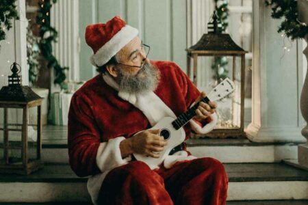 Santa Claus, Inspirasi Anak-anak di Dunia untuk Setia Berbagi Kebajikan di Hari Natal Ilustrasi Sinterklas atau Santa Claus, sahabat anak-anak di seluruh dunia (foto: cottonbro studio, pexels)