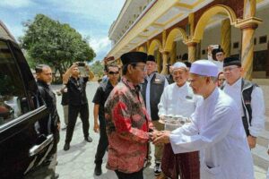 Mahfud MD bertemu KH Afifuddin Muhajir di Pondok Pesantren Salafiyah Syafiiyah Sukorejo, Situbondo, Jawa Timur