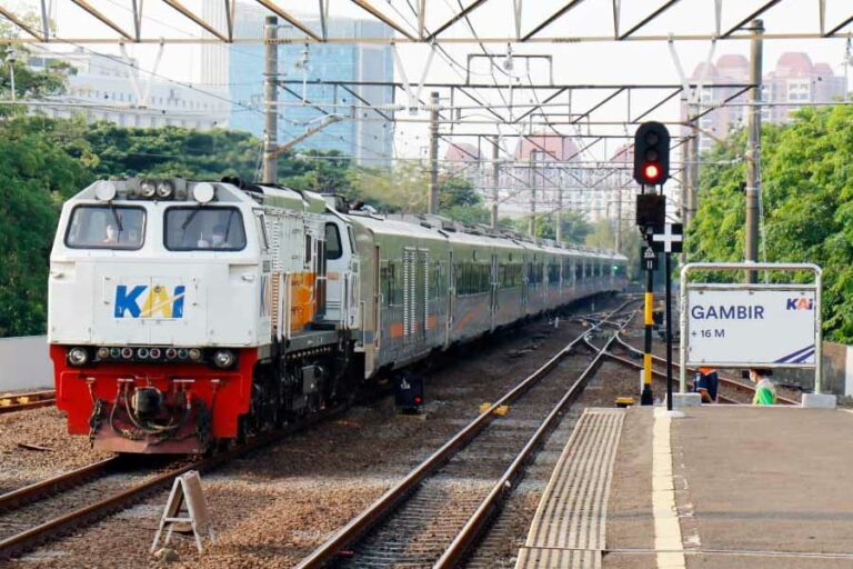 PT KAI Daop 5 Purwokerto Minta Maaf dan Laporan Terkait Longsor di Jalur Rel