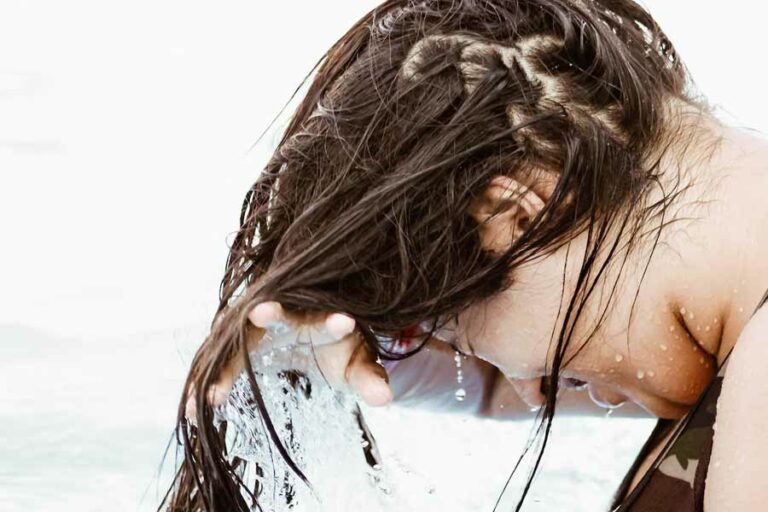 Memilih Shampoo yang Tepat untuk Rambut Sehat dan Indah, Jangan Asal Coba-coba! Ilustrasi perawatan rambut (foto: Erick Larregui, unsplash)