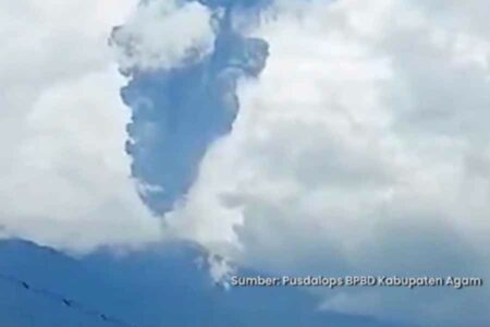 Erupsi Gunung Marapi (foto: Tangkapan layar video Pusdalops BPBD Kabupaten Agam)