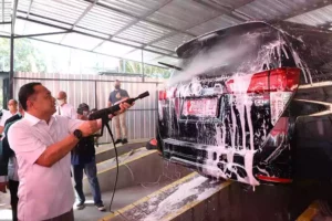 Wali Kota Eri Cahyadi saat meresmikan salah satu program padat karya di kawasan Manyar, Surabaya