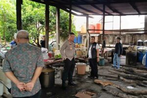 Razia jelang tahun baru menyasar peredaran miras, petasan, kembang api, dan pabrik ciu. (foto: Humas Polri)