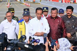 Presiden Joko Widodo saat memberikan keterangan di depan wartawan usai meresmikan Jalan Tol Pamulang-Cinere-Raya Bogor di Gerbang Tol Limo Utama, Kota Depok, Provinsi Jawa Barat (foto: BPMI Setpres)