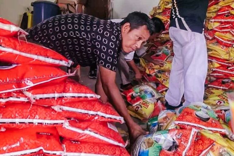 PalmCo Regional 3 Salurkan 1,4 Ton Sembako untuk Korban Banjir di Kabupaten Kampar