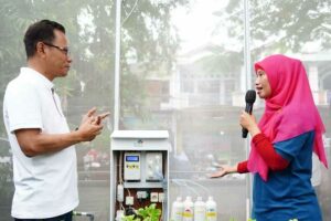 Ketua Kelompok Wanita Tani (KWT) saat menjelaskan pemanfaatan Internet of Things (IoT) di Edufarm Malakasari yang bisa meningkatkan hasil panen sebesar 60 persen. (foto: Dok PLN)