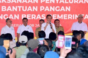 Presiden Joko Widodo menjau langsung cadangan beras dan menyerahkan bantuan pangan kepada masyarakat di Gudang Bulog GBB Umbul Tengah, Kota Serang, Provinsi Banten (foto: BPMI Setpres)