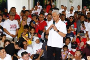 Ganjar Pranowo saat berbicara di depan nelayan di Kantor DPC HNSI Cilacap