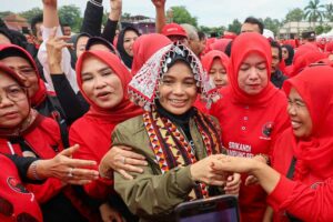 Siti Atikoh Suprianti di tengah kegiatan warga di Lampung Selatan