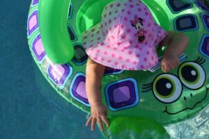 Penggunaan Pelampung Leher pada Bayi, Harus Ekstra Hati-hati! Ilustrasi penggunaan pelampung pada leher bayi (foto: Terry Jaskiw, unsplash)