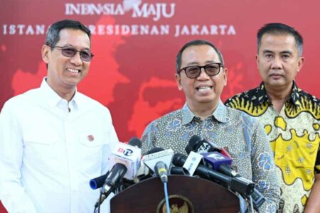 Setya Utama saat memberikan keterangan bersama Kepala Sekretariat Presiden Heru Budi Hartono dan Deputi Bidang Protokol, Pers, dan Media Sekretariat Presiden Bey Machmudin di Kompleks Istana Kepresidenan Jakarta (foto: Dok BPMI Setpres)