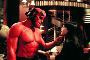 Hubungan rumit Hellboy (Ron Perlman) dan Liz Sherman (Selma Blair) dalam film Hellboy (2004)