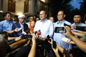 Rosan Roeslani, Ketua TKN Prabowo-Gibran, saat memberikan keterangan di depan media