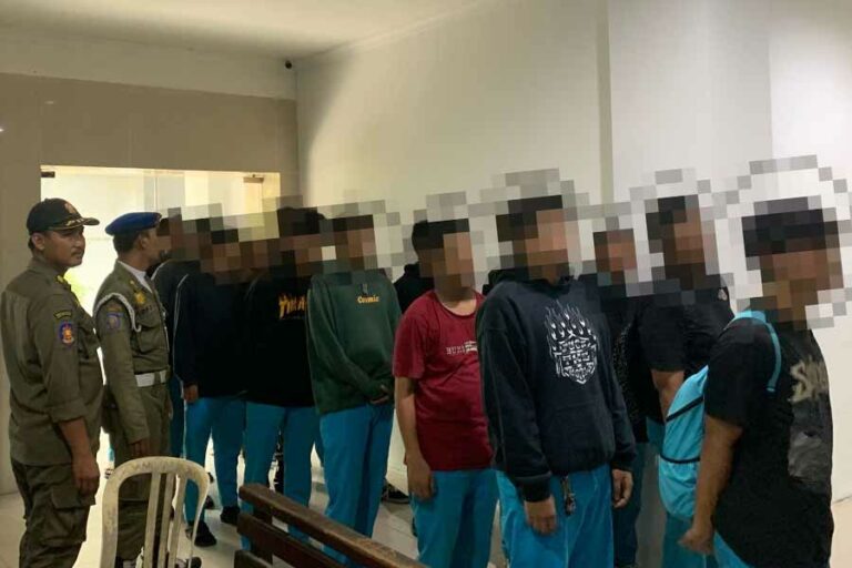 Satpol PP Surabaya Amankan 21 Pelajar dalam Razia Minuman Keras