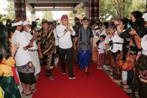 Wali Kota Eri Cahyadi saat bertemu dengan para penghafal Kita Suci Weda Hindu