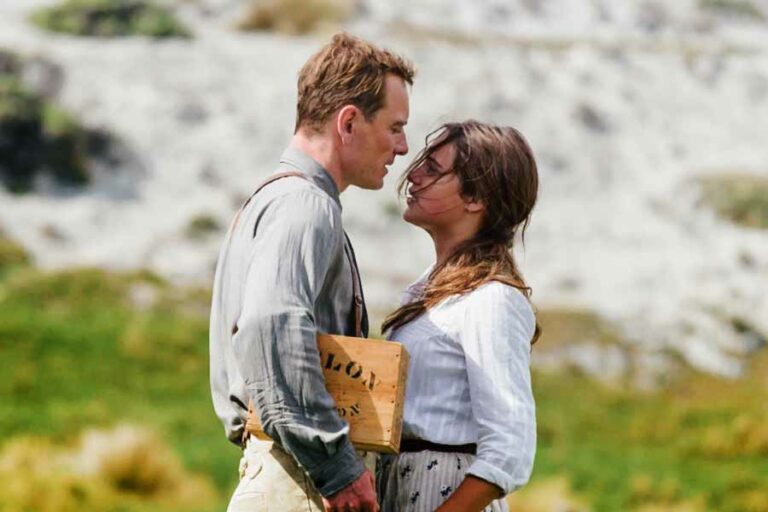 Michael Fassbender dan Alicia Vikander dalam sebuah adegan di film The Light Between Oceans (2016) (foto: Dok DreamWorks II Distribution Co., LLC.)