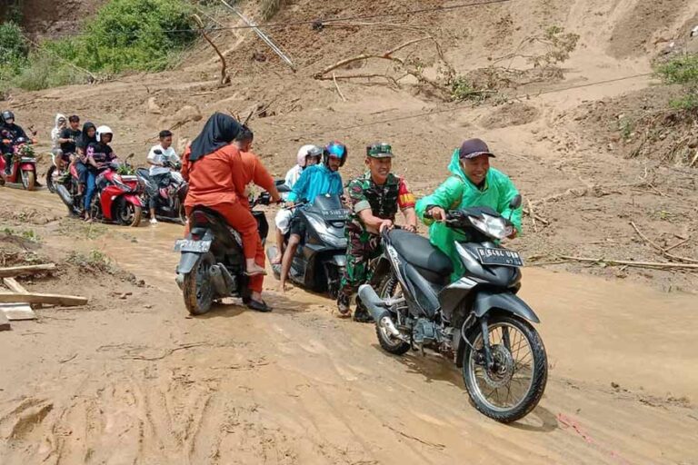 Sejumlah anggota TNI turun tangan dalam penanganan bencana banjir di Provinsi Jambi (foto: Dok Puspen TNI)