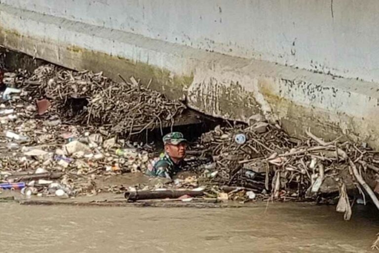 Sejumlah anggota TNI turun tangan dalam penanganan bencana banjir di Provinsi Jambi (foto: Dok Puspen TNI)