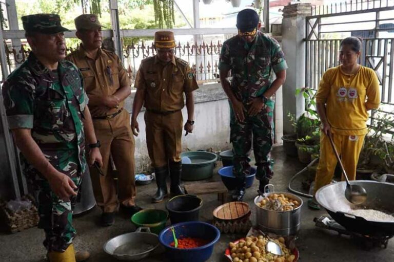 Sejumlah anggota TNI turun tangan dalam penanganan bencana banjir di Provinsi Jambi (foto: Dok Puspen TNI)