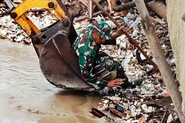 Sejumlah anggota TNI turun tangan dalam penanganan bencana banjir di Provinsi Jambi (foto: Dok Puspen TNI)
