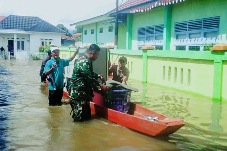 Sejumlah anggota TNI turun tangan dalam penanganan bencana banjir di Provinsi Jambi (foto: Dok Puspen TNI)